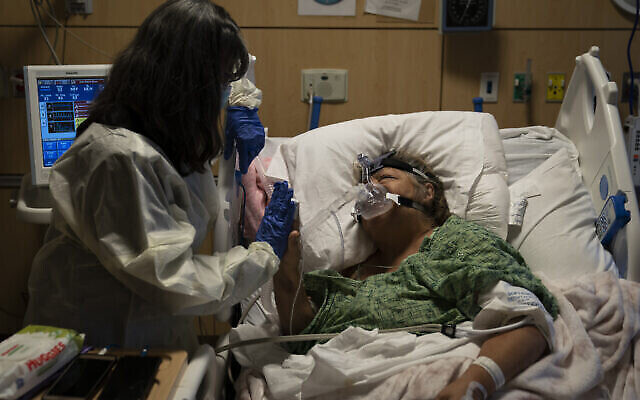 Image d'illustration : un patient atteint du coronavirus au Providence Holy Cross Medical Center de Los Angeles, vendredi 17 décembre 2021. (AP Photo/Jae C. Hong)