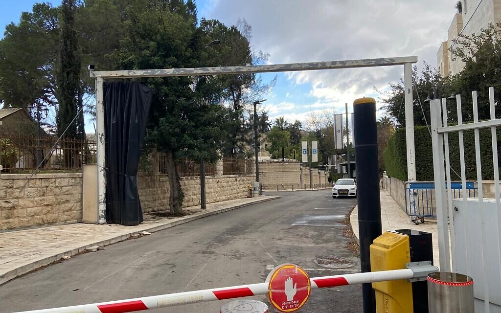 Un rideau noir poussé sur le bord d'une structure en métal en haut de la rue Smolenskin et qui mène à la résidence du Premier ministre, le 24 décembre 2021. (Crédit : David Horovitz / Times of Israel)