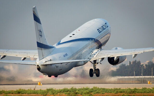 Une photo illustrative d'un avion d'El Al décollant de l'aéroport Ben Gourion, le 3 septembre 2014. (Moshe Shai/Flash90)