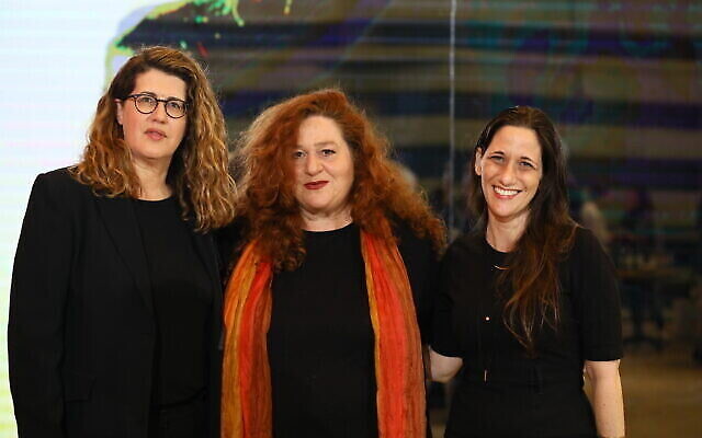 De gauche à droite : Efrat Duvdevani, directrice générale du Centre Peres pour la paix et l'innovation ; l'actrice israélienne Esti Zakheim, qui a accueilli l'événement "Miss Fix the Universe", Einat Fischer Lalo, directrice du Réseau des femmes israéliennes. (Sivan Shachor)