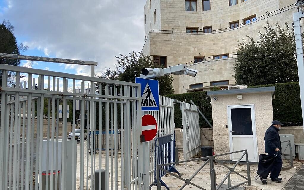 Le portail situé en haut de la rue Smolenskin qui mène à la résidence du Premier ministre, le 24 décembre 2021. (Crédit :  David Horovitz / Times of Israel)