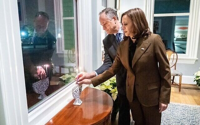La vice-présidente américaine Kamala Harris, à gauche, et son second conjoint Douglas Emhoff allument une ménorah lors de la première nuit de Hanoukka dans leur maison à Washington DC, le 28 novembre 2021. (Twitter)