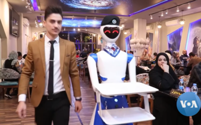 Des robots-serveurs au restaurant White Fox de Mossoul, en Irak. (Capture d'écran YouTube)