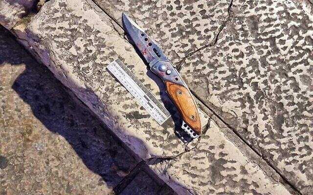 Le couteau qui a servi à l'attaque du 4 décembre 2021 dans le centre de Jérusalem. (Crédit : Police israélienne)