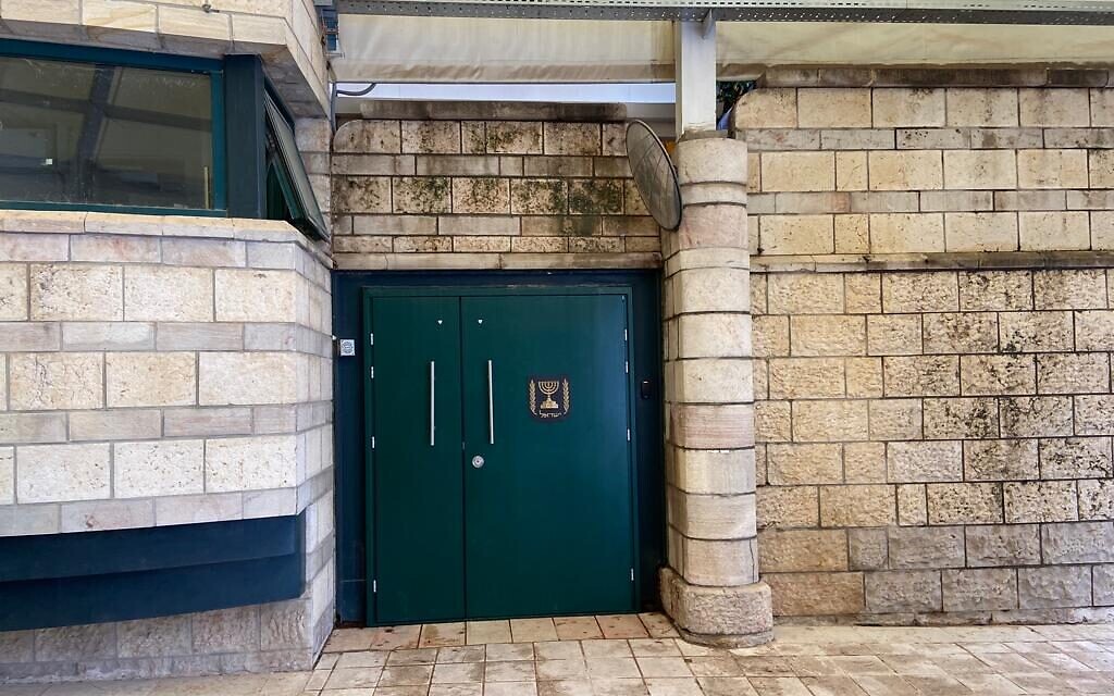 Une porte de la résidence du Premier ministre à Jérusalem, le 24 décembre 2021. (Crédit : David Horovitz / Times of Israel)