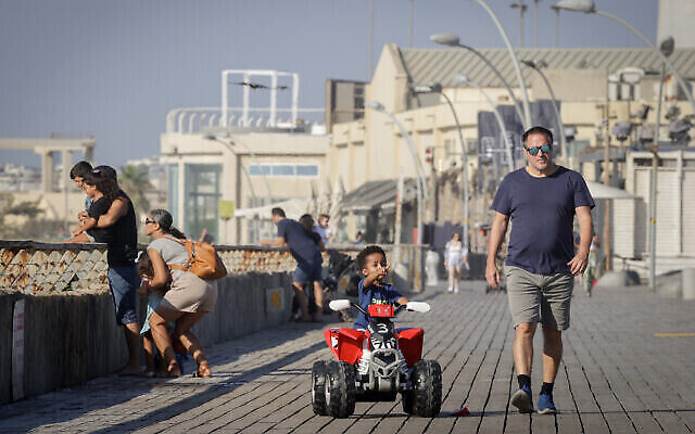 Des Israéliens profitent du port de Tel Aviv le 7 septembre 2021. (Nati Shohat/Flash90)