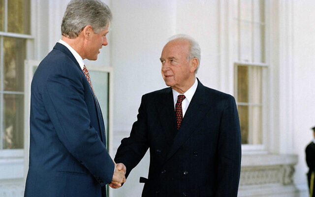Le président Bill Clinton serre la main du premier ministre israélien Yitzhak Rabin à la Maison Blanche après leur rencontre dans le bureau ovale et leur conférence de presse commune, le 12 novembre 1993. (AP Photo/Greg Gibson)