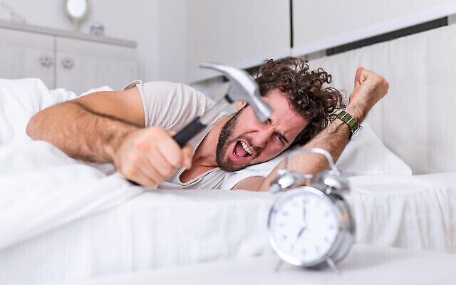 Un jeune homme qui a du mal à se lever le matin (iStock via Getty Images)