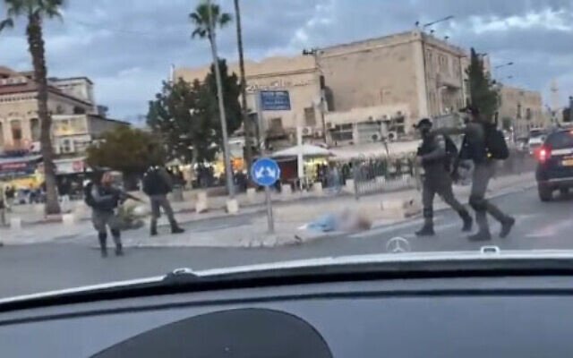 La police des frontières sur les lieux d'une attaque à l'arme blanche à Jérusalem, le 4 décembre 2021. (Capture d'écran vidéo)