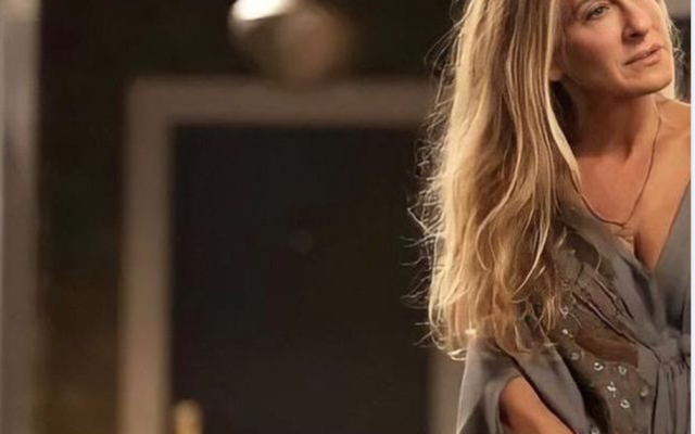 Sarah Jessica Parker portant la marque de mode israélienne Maskit pour l'épisode inaugural de la série "And Just Like That", qui a débuté le 9 décembre 2021.