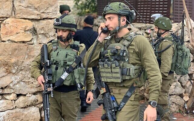 Les forces de Tsahal sur les lieux d'une attaque à l'arme blanche près de la colonie de Kiryat Arba en Cisjordanie, le 18 janvier 2020. (Bureau du porte-parole de Tsahal)