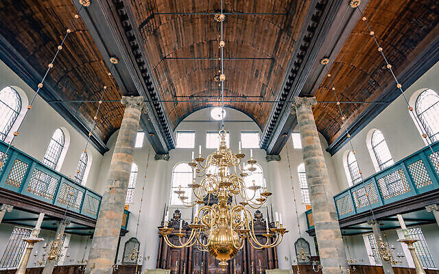Une vue de l'intérieur de la synagogue portugaise à Amsterdam, qui fait partie du quartier culturel juif de la ville. (Bas de Brouwer via JTA)