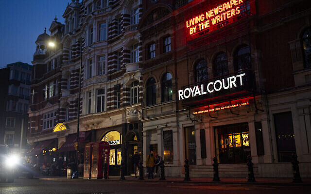 Une vue du Royal Court Theatre à Sloane Square, le 20 avril 2021 à Londres, en Angleterre. (Rob Pinney/Getty Images via JTA)