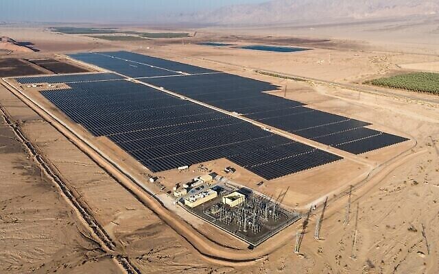 Un nouveau champ solaire à Timna, dans le sud d'Israël, construit par EDF Renewables Israel et inauguré officiellement le 15 décembre 2021. (Crédit : EDF Renewables Israel)