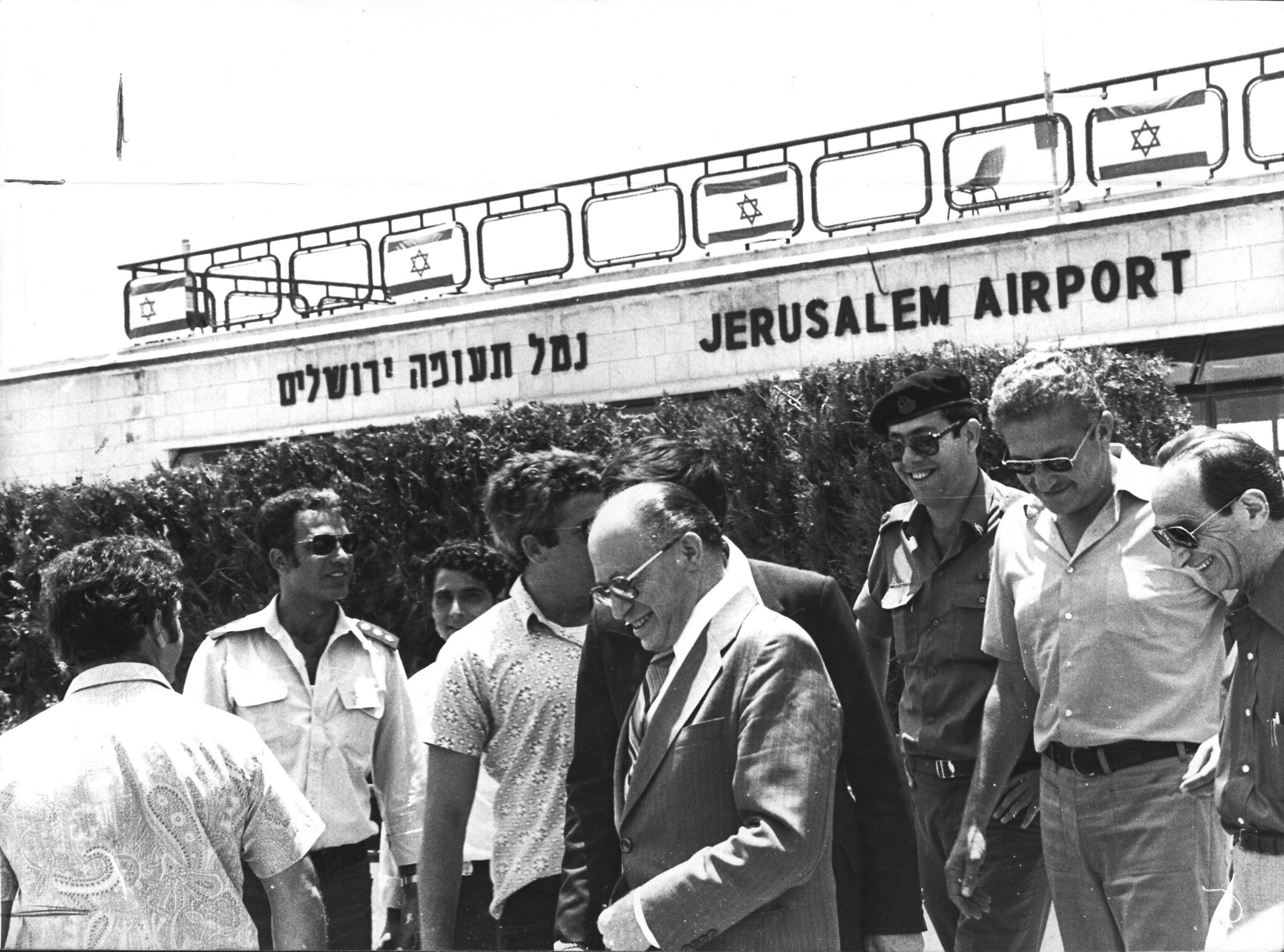 Le Premier ministre Menachem Begin, au centre, le ministre de la Défense Ezer Weizmann, deuxième à droite, et d'autres responsables israéliens reviennent à l'aéroport d'Atarot depuis des pourparlers en Égypte avec le président Anwar Sadat, le 12 juillet 1978. (Crédit : Eliyahu Hershkowitz)
