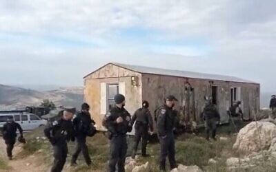Forces de sécurité à l'avant-poste de Kumi Ori dans le nord de la Cisjordanie, le 31 décembre 2021 (capture d'écran vidéo)