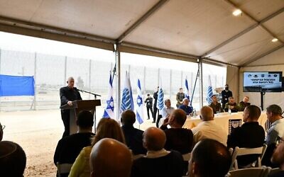 Le ministre de la Défense, Benny Gantz, annonce qu'Israël a terminé la construction d'une barrière autour de la bande de Gaza, afin de mettre fin à la menace des tunnels d'attaque transfrontaliers. (Crédit : Ariel Hermony/Ministère de la Défense).