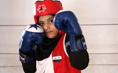 La jeune boxeuse Hajer Hussein Ghazi se prépare pour une compétition internationale de boxe dans la ville d'Amarah, dans la province de Maysan, au sud-est de l'Irak, le 19 décembre 2021. (Crédit : Asaad NIAZI / AFP)