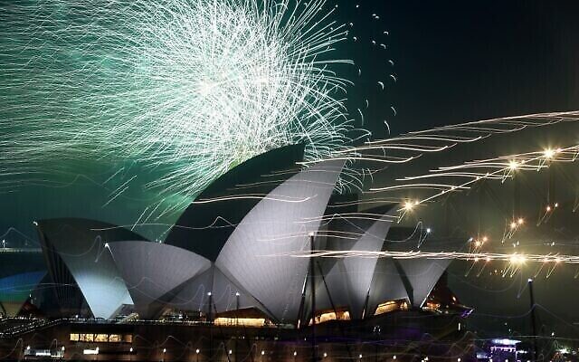 Illustration : des feux d'artifice remplissent le ciel de l'Opéra de Sydney le 31 décembre 2021. (David Gray / AFP)