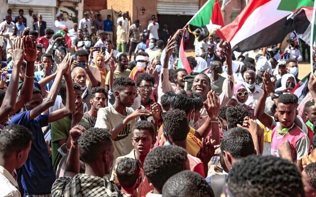 Des manifestants soudanais se rassemblent dans le quartier al-Daim de la capitale Khartoum, le 2 janvier 2022, sur fond d'appels à des rassemblements pro-démocratie en "mémoire des martyrs" tués lors des récentes manifestations. (Crédit : AFP)