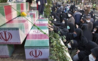 Des Iraniens à Téhéran lors d'une procession funéraire pour 150 soldats iraniens tués lors de la guerre Iran-Irak (1980-1988), dont les corps ont été récupérés sur les champs de bataille, le 6 janvier 2022. (Crédit : AFP)