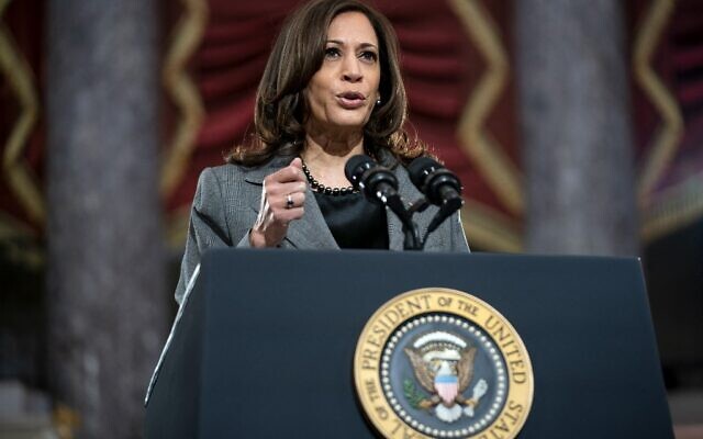La vice-présidente américaine Kamala Harris prend la parole au Capitole américain, le 6 janvier 2022, à l'occasion de l'anniversaire de l'assaut du Capitole à Washington, DC. (Crédit : Greg Nash / POOL / AFP)