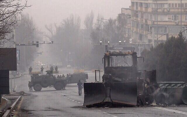 Des militaires et leurs véhicules bloquent une rue dans le centre d'Almaty, le 7 janvier 2022, après les violences qui ont éclaté à la suite de manifestations contre la hausse des prix du carburant (Abduaziz MADYAROV / AFP).