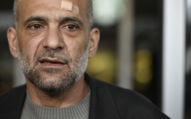 Le militant égypto-palestinien Ramy Shaath à son arrivée à l'aéroport de Roissy, le 8 janvier 2022, après avoir été détenu en Égypte pendant plus de deux ans. (Crédit : JULIEN DE ROSA / AFP)
