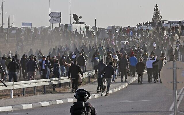 Des manifestants bédouins et des forces israéliennes s'affrontent lors d'une manifestation dans le village de Sawe al-Atrash, dans le sud d'Israël, dans le désert du Neguev, contre un projet de boisement du Fonds national juif (FNJ), le 13 janvier 2022. (Crédit : Menahem KAHANA / AFP)