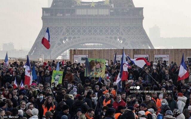 Des manifestants se rassemblent pour protester contre le pass vaccinal à l'appel du leader du parti nationaliste français "Les Patriotes", sur la place du Trocadéro à Paris, le 15 janvier 2022. (Crédit : GEOFFROY VAN DER HASSELT / AFP)