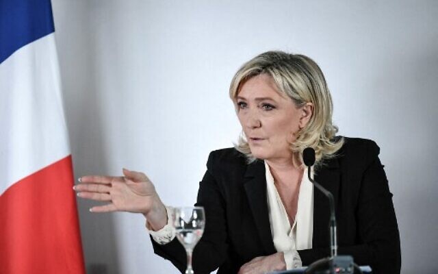 Marine Le Pen, candidate du Rassemblement national (RN) à l'élection présidentielle française de 2022, lors d'une conférence de presse sur la présidence française de l'Union européenne, à Paris, le 18 janvier 2022. (Crédit : STEPHANE DE SAKUTIN / AFP