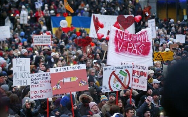 Des manifestants anti-vaccins participent à une manifestation sous le slogan "Pour une Suède libre sans laissez-passer vaccins" à Stockholm, le 22 janvier 2022. (Crédit : Fredrik PERSSON / TT NEWS AGENCY / AFP)