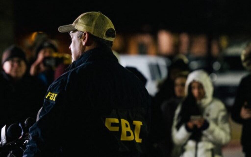 L'agent spécial du FBI Matthew DeSarno lors d'une conférence de presse à côté de la synagogue Beth Israel à Colleyville, au Texas, après une prise d'otages dans une synagogue, le 15 janvier 2022. (Crédit : Brandon Bell/Getty Images via AFP)