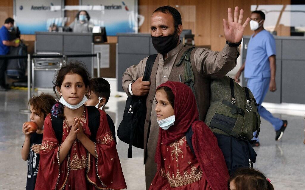 Des réfugiés afghans arrivent à l'aéroport international de Dulles le 27 août 2021 à Dulles, en Virginie, après avoir été évacués de Kaboul à la suite de la prise de contrôle de l'Afghanistan par les talibans. (Crédit : Olivier DOULIERY / AFP)