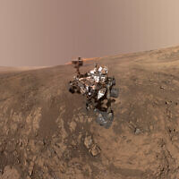 Le rover Curiosity sur la crête Vera Rubin Ridge, sur Mars. (Crédit : NASA/JPL-Caltech/MSSS via AP)