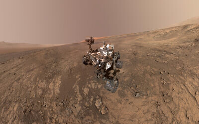 Le rover Curiosity sur la crête Vera Rubin Ridge, sur Mars. (Crédit : NASA/JPL-Caltech/MSSS via AP)