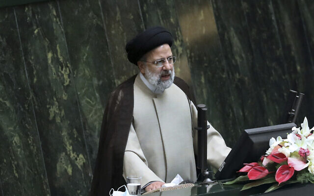 Le président iranien Ebrahim Raisi prend la parole lors d'une session conjointe des législateurs et des membres du cabinet au parlement, à Téhéran, en Iran, le 1er décembre 2021. (Crédit : Vahid Salemi/AP)