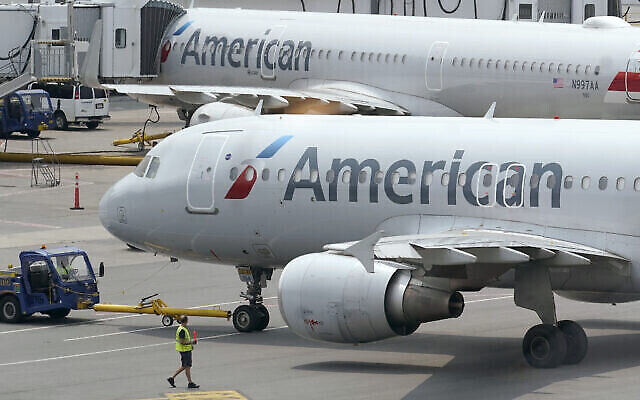 Des avions à réaction d'American Airlines se préparent au départ, le 21 juillet 2021, près d'un terminal de l'aéroport international Logan de Boston. (AP Photo/Steven Senne, File)
