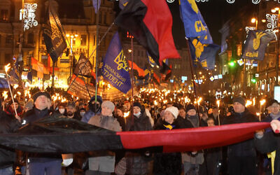 Des militants de divers partis nationalistes lors d'un rassemblement à Kiev, en Ukraine, le 1er janvier 2022. (Crédit : AP Photo/Efrem Lukatsky)