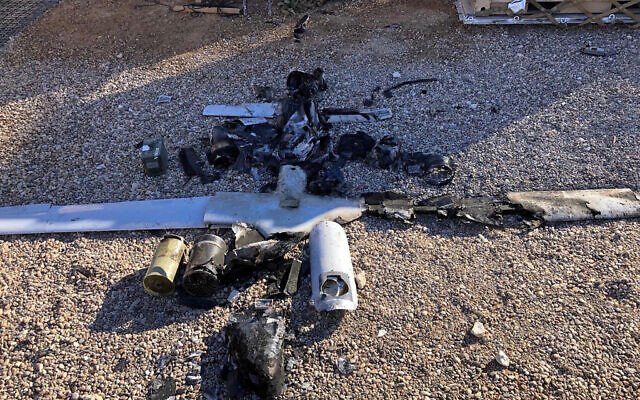 Des parties de l'épave d'un drone étalées sur le sol près de la base aérienne d'Ain al-Asad, dans la province occidentale d'Anbar en Irak, le 4 janvier 2022. (Crédit : coalition internationale via AP)