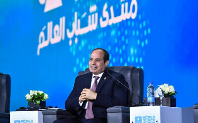 Sur cette photo fournie par le bureau des médias de la présidence égyptienne, le président égyptien Abdel-Fattah el-Sissi s'exprime lors d'une conférence internationale de la jeunesse, dans la station balnéaire de la mer Rouge de Charm el-Cheikh, en Égypte, le lundi 10 janvier 2022. (Crédit : Bureau des médias de la présidence égyptienne via AP)
