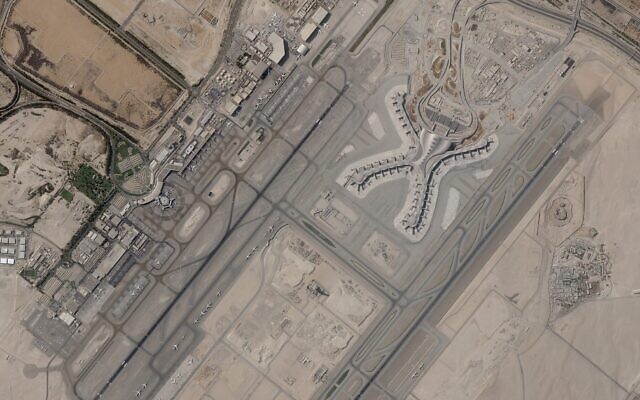 Sur une photo satellite de Planet Labs PBC, l'aéroport international d'Abu Dhabi le 8 décembre 2021. (Crédit : Planet Labs PBC via AP)