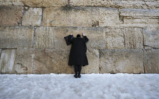 Neige au mur Occidental, à Jérusalem, le 27 janvier 2022. (Crédit : AP Photo/Mahmoud Illean)