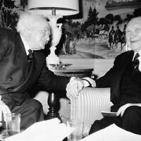 Le Premier ministre David Ben-Gourion, à gauche, pose une main sur le bras du chancelier ouest-allemand Konrad Adenauer lors de leur rencontre à l'hôtel Waldorf-Astoria de New York, le 14 mars 1960.  (Crédit : AP Photo)