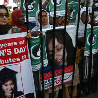 Rassemblement pour demander la libération d'Aafia Siddiqui, qui a été reconnue coupable en février 2010 de deux chefs de tentative de meurtre et qui est actuellement détenue aux États-Unis, lors de la Journée internationale de la femme à Karachi, au Pakistan, le mardi 8 mars 2011. (Crédit : AP Photo/ Farid Khan)