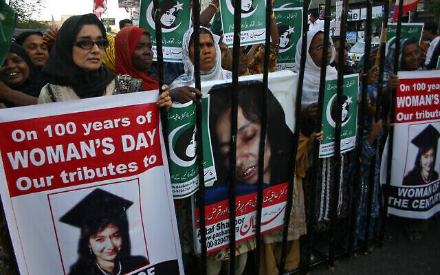 Rassemblement pour demander la libération d'Aafia Siddiqui, qui a été reconnue coupable en février 2010 de deux chefs de tentative de meurtre et qui est actuellement détenue aux États-Unis, lors de la Journée internationale de la femme à Karachi, au Pakistan, le mardi 8 mars 2011. (Crédit : AP Photo/ Farid Khan)