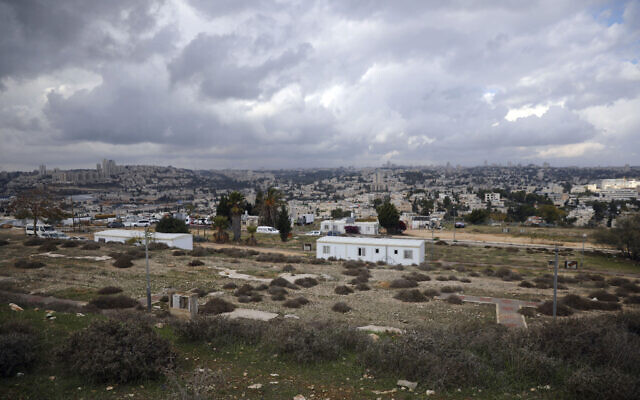 Une vue générale de l'implantation de Givat Hamatos à Jérusalem-Est, le 15 novembre 2020. (Crédit :  AP Photo/ Mahmoud Illean)