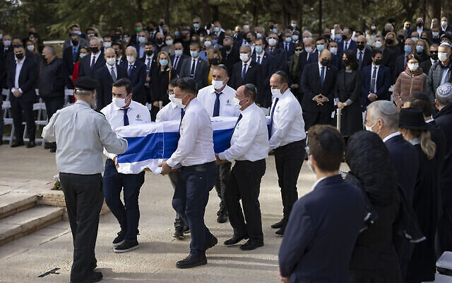 Des personnes portent le cercueil d'Aura Herzog, épouse du défunt président Chaim Herzog et mère de l'actuel président Isaac Herzog, lors de ses funérailles au cimetière du Mont Herzl à Jérusalem, le 12 janvier 2022. (Crédit : Olivier Fitoussi/Flash90)