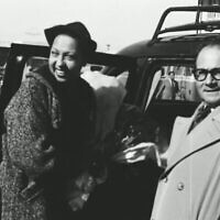 Joséphine Baker visite Israël en 1954 dans une séquence disponible aux Archives du film israélien. (Crédit :  capture d'écran de l'Israeli Film Archive et de la Cinémathèque de Jérusalem, archives d'État d'Israël/ via JTA)