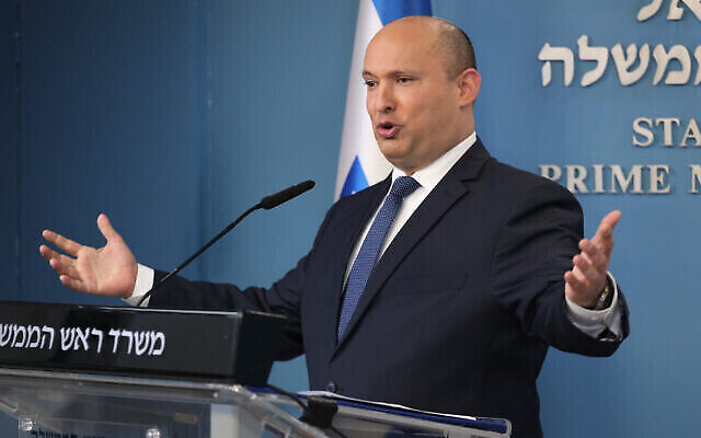 Le Premier ministre Naftali Bennett s'exprime lors d'une conférence de presse au bureau du Premier ministre à Jérusalem, le 2 janvier 2022. (Crédit : Emil Salman/Pool/Flash90)